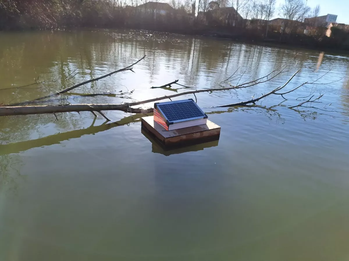 Une station de surveillance de la qualité de l'eau de Lilaea sur un canal