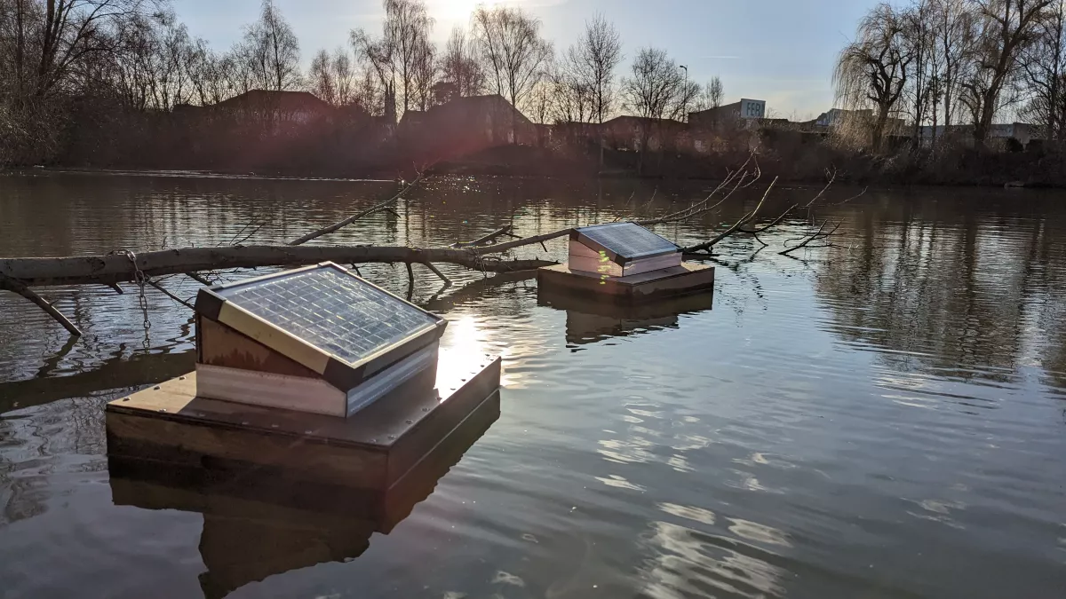Station de surveillance de Lilaea dans un canal pour suivre la qualité de l'eau d'un chantier de dragage 